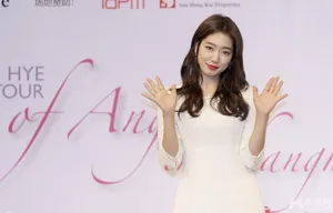 朴信惠亮相上海粉丝会 优雅变身干练女神_2
