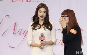 朴信惠亮相上海粉丝会 优雅变身干练女神_3