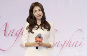 朴信惠亮相上海粉丝会 优雅变身干练女神_5