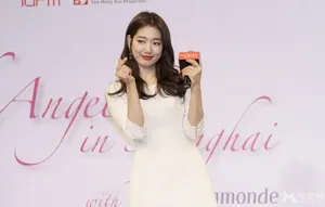 朴信惠亮相上海粉丝会 优雅变身干练女神_7
