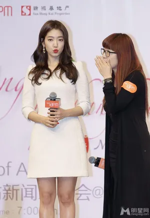 朴信惠亮相上海粉丝会 优雅变身干练女神_9