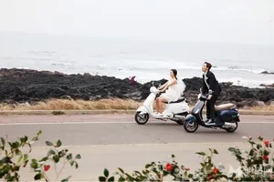 张根硕牵手朴信惠 济州岛清新甜蜜写真_4