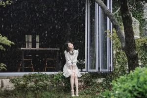 IU李知恩唯美雨天唯美户外写真图片