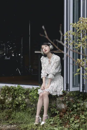 IU李知恩唯美雨天唯美户外写真图片_3
