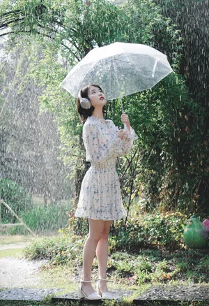 IU李知恩唯美雨天唯美户外写真图片_5