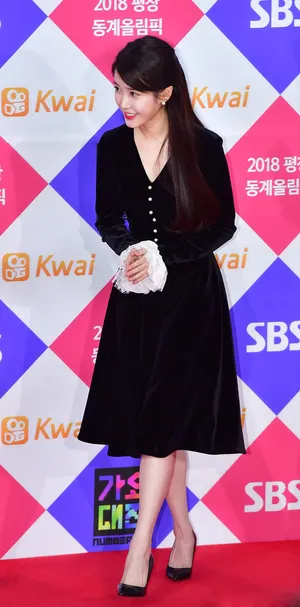 IU李知恩低胸连衣裙性感活动写真图片第1张
