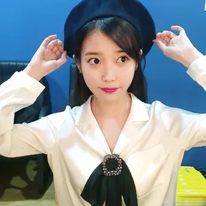 IU李知恩可爱贝雷帽演唱会舞台秀图片
