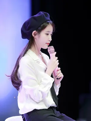 IU李知恩可爱贝雷帽演唱会舞台秀图片_3