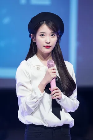 IU李知恩可爱贝雷帽演唱会舞台秀图片_4