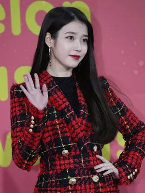 IU李知恩红色毛衣大秀美腿性感写真图片_6