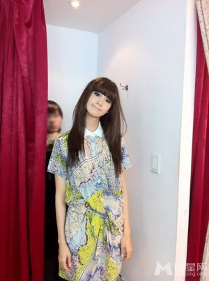 少女时代允儿徐珠贤杂志拍摄花絮图_15