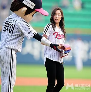 少女时代徐珠贤金泰妍现身棒球场_7