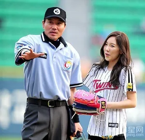 少女时代徐珠贤金泰妍现身棒球场_9