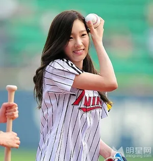 少女时代徐珠贤金泰妍现身棒球场_11