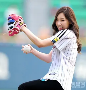 少女时代徐珠贤金泰妍现身棒球场_12