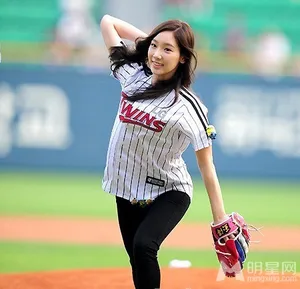 少女时代徐珠贤金泰妍现身棒球场_13