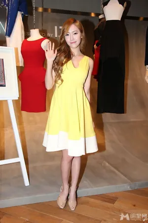 少女时代成员Jessica出席酒会 声势浩大展现魅力