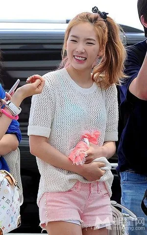 少女时代空降新加坡 金泰妍透视网衣露绿色胸罩_2