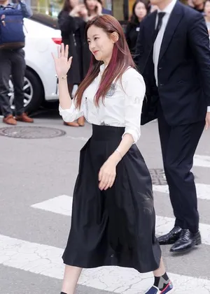 少女时代部分成员现身活动 西装干练引爆OL时尚_9