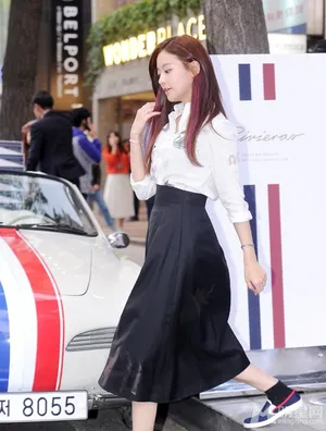 少女时代部分成员现身活动 西装干练引爆OL时尚_14