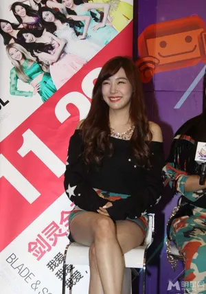 少女时代上海代言游戏 露蛮腰秀玉腿性感惹火_10