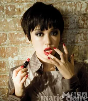 尹恩惠性感诱惑写真 短发艳妆大展傲人身材_6