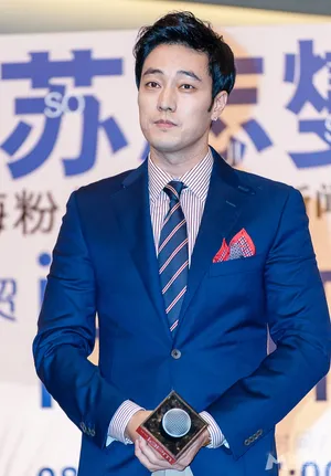 苏志燮西装现身 帅气大叔俘获少女心 苏志燮图片第1张