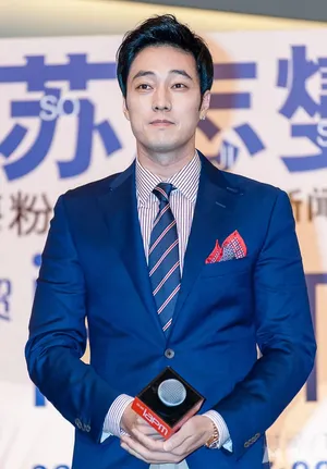 苏志燮西装现身 帅气大叔俘获少女心 苏志燮图片_3