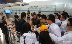 玄彬现身上海机场 与粉丝握手道别 玄彬图片_4