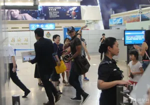 玄彬现身上海机场 与粉丝握手道别 玄彬图片_6