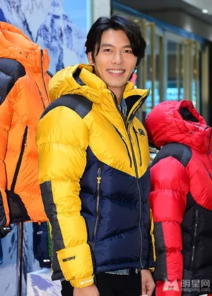 玄彬穿棉服首尔助阵活动 展迷人微笑显亲和 玄彬图片_2