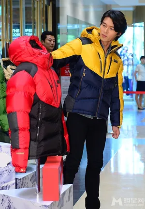 玄彬穿棉服首尔助阵活动 展迷人微笑显亲和 玄彬图片_5