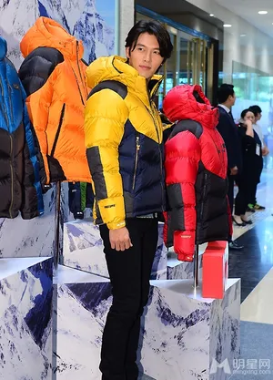 玄彬穿棉服首尔助阵活动 展迷人微笑显亲和 玄彬图片_9