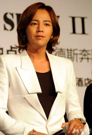 张根硕白色西装帅气亮相演唱会见面会  张根硕图片_8