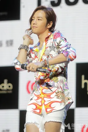 张根硕发新专辑露美腿妩媚亮相  张根硕图片_3
