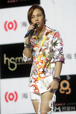 张根硕发新专辑露美腿妩媚亮相  张根硕图片_5
