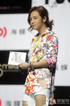 张根硕发新专辑露美腿妩媚亮相  张根硕图片_6