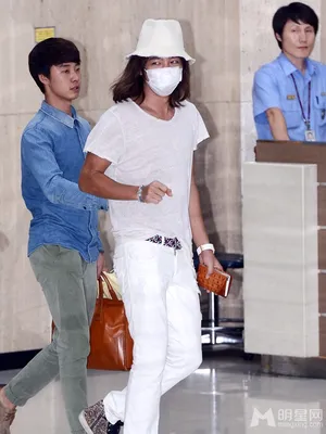 张根硕戴口罩现身机场 皮肤黝黑疑晒伤  张根硕图片_3