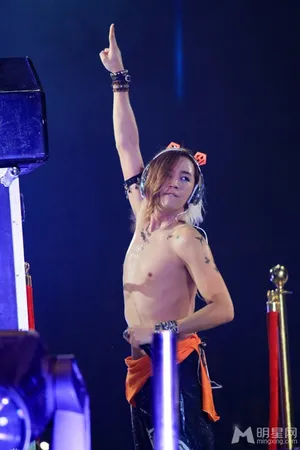 张根硕开唱半裸露点 粉丝疯狂捧场   张根硕图片_9