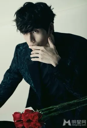 韩星朴海镇写真 手捧玫瑰变身暖男 朴海镇图片