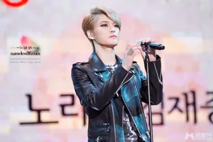 金在中青瓦台演唱新曲 双眼放电妖冶魅惑 金在中图片_17