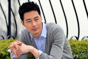 赵寅成优雅写真 户外展潇洒帅气魅力 赵寅成图片_2