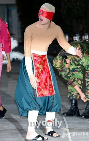 曺圭贤图片SuperJunior八周年机场惊喜服装 震惊了