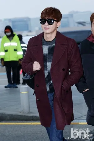 朴叙俊奔赴纽约 机场墨镜风衣彰显型男本色 朴叙俊图片第1张