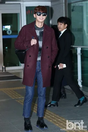 朴叙俊奔赴纽约 机场墨镜风衣彰显型男本色 朴叙俊图片_3