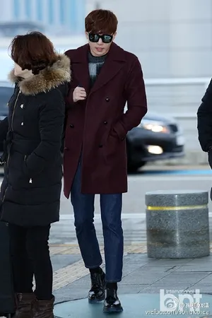 朴叙俊奔赴纽约 机场墨镜风衣彰显型男本色 朴叙俊图片_4