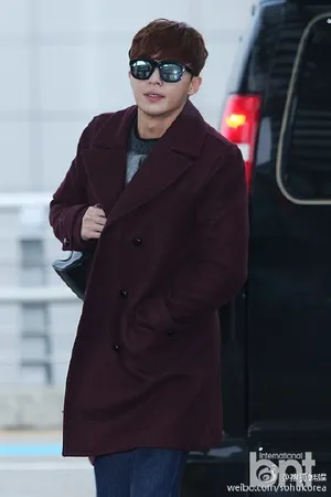 朴叙俊奔赴纽约 机场墨镜风衣彰显型男本色 朴叙俊图片_5