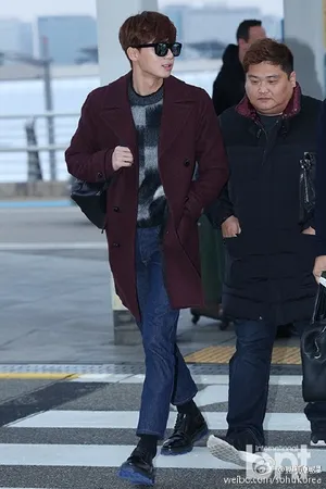朴叙俊奔赴纽约 机场墨镜风衣彰显型男本色 朴叙俊图片_6