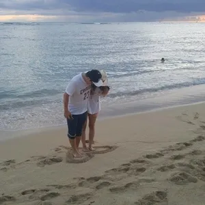 郑亨敦结婚6周年与妻子海边秀恩爱