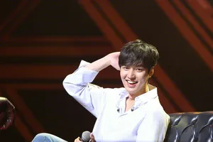 李敏镐粉丝见面会高清图片：白色衬衫的翩翩少年_6